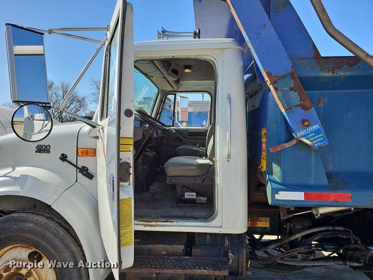 image for item DP0822 2001 International 4900 dump truck