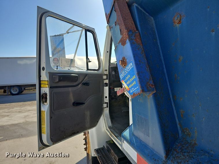 image for item DP0822 2001 International 4900 dump truck