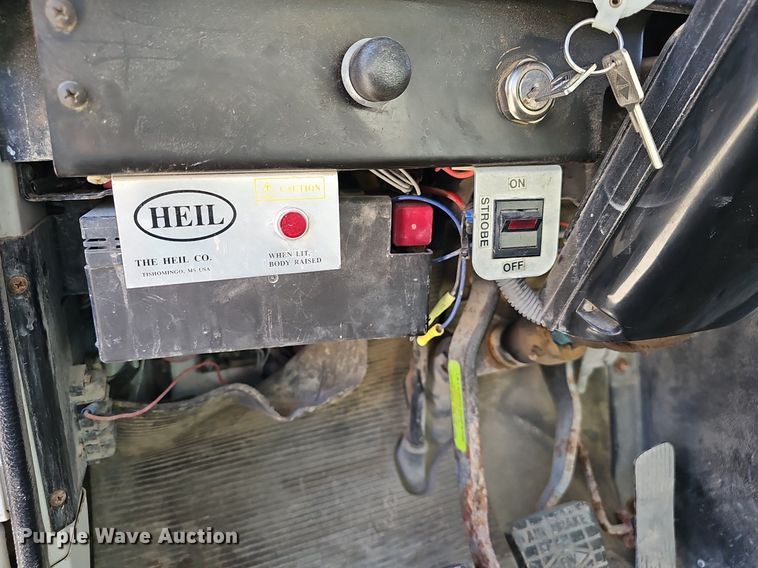 image for item DP0822 2001 International 4900 dump truck