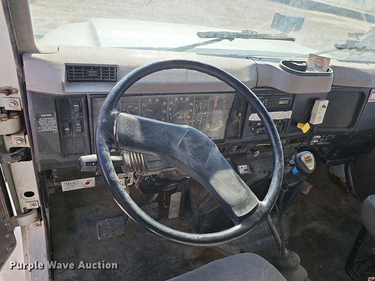 image for item DP0822 2001 International 4900 dump truck