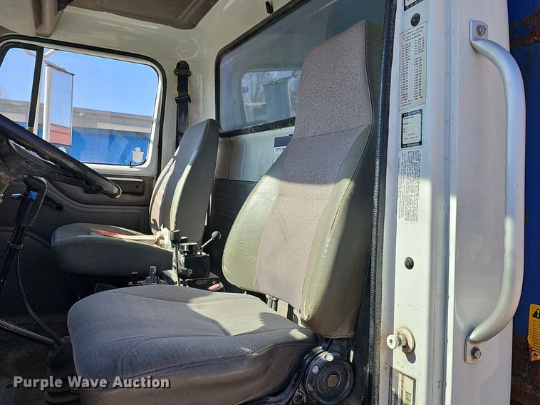 image for item DP0822 2001 International 4900 dump truck