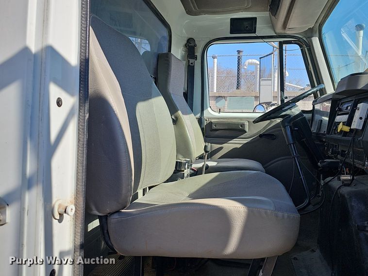 image for item DP0822 2001 International 4900 dump truck