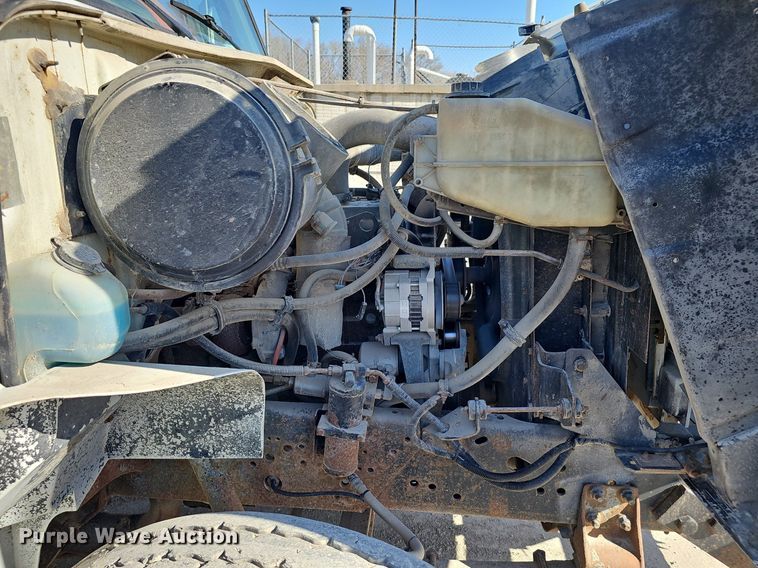 image for item DP0822 2001 International 4900 dump truck