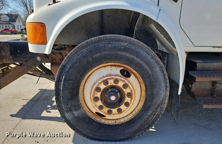 image for item DP0822 2001 International 4900 dump truck