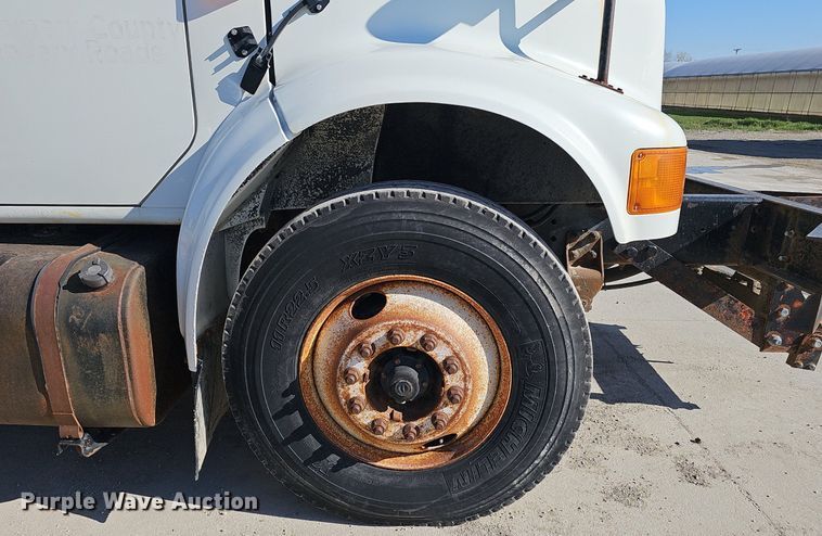 image for item DP0822 2001 International 4900 dump truck