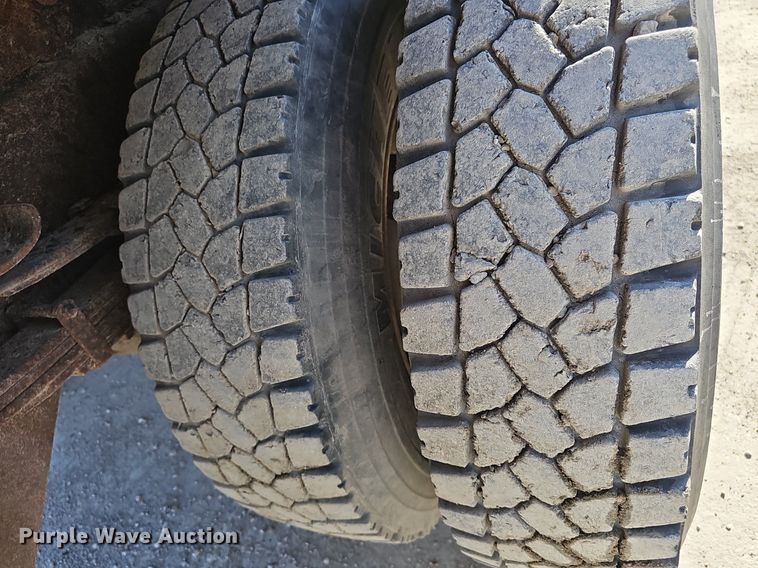 image for item DP0822 2001 International 4900 dump truck