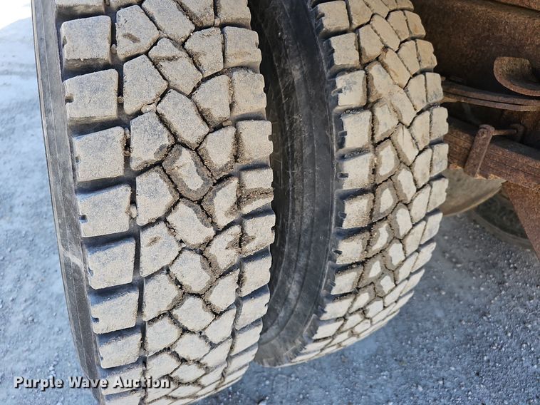 image for item DP0822 2001 International 4900 dump truck