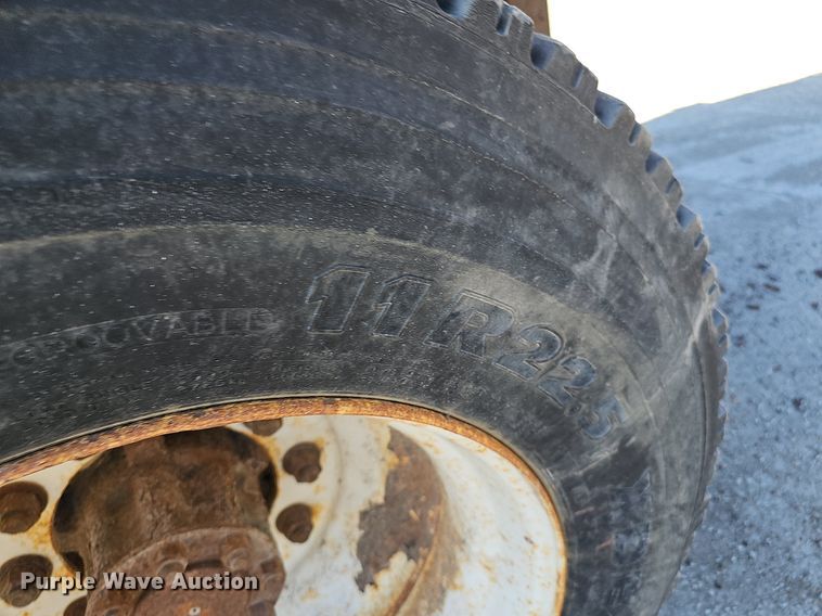 image for item DP0822 2001 International 4900 dump truck