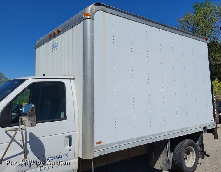 image for item DP1357 2001 Ford E450 Super Duty box truck