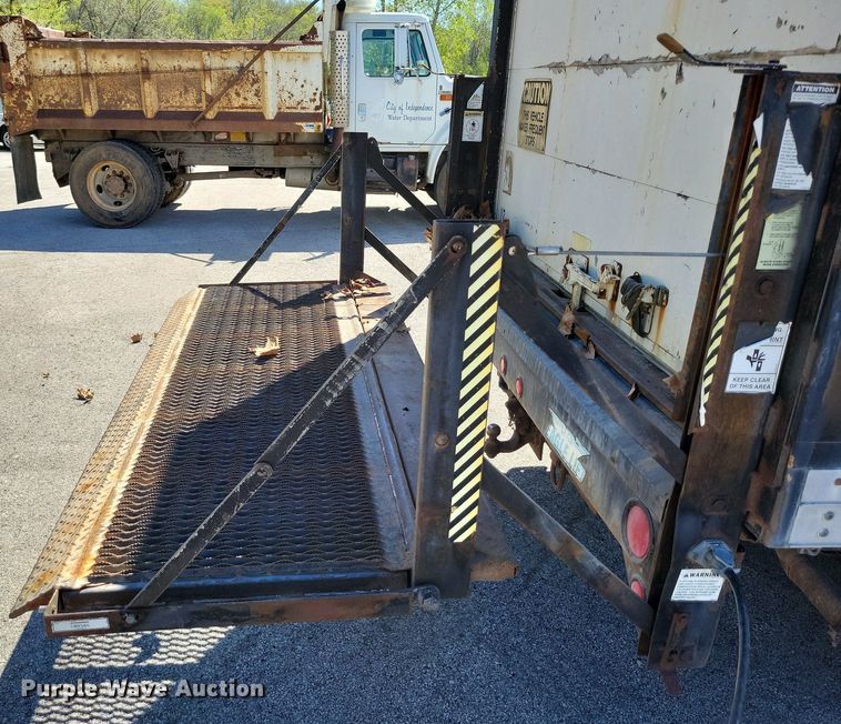 image for item DP1357 2001 Ford E450 Super Duty box truck