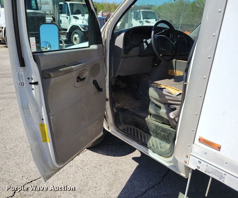 image for item DP1357 2001 Ford E450 Super Duty box truck