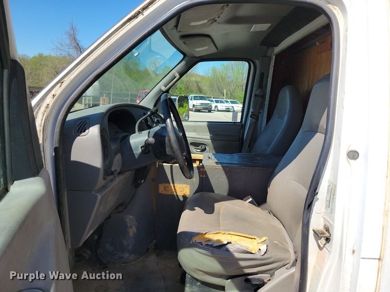 image for item DP1357 2001 Ford E450 Super Duty box truck