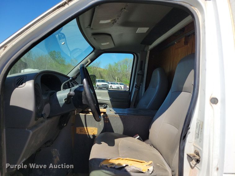 image for item DP1357 2001 Ford E450 Super Duty box truck