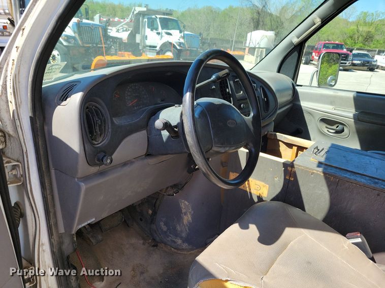 image for item DP1357 2001 Ford E450 Super Duty box truck