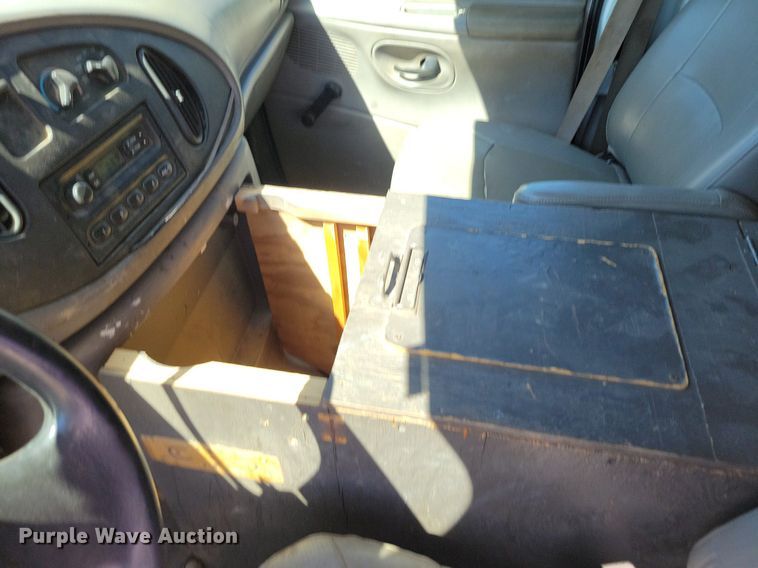 image for item DP1357 2001 Ford E450 Super Duty box truck