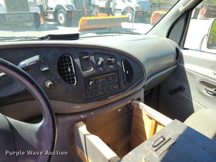 image for item DP1357 2001 Ford E450 Super Duty box truck
