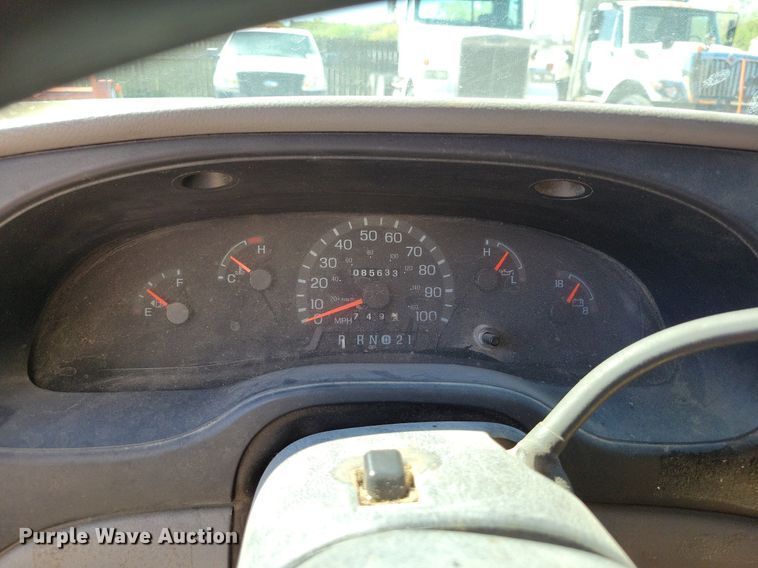 image for item DP1357 2001 Ford E450 Super Duty box truck