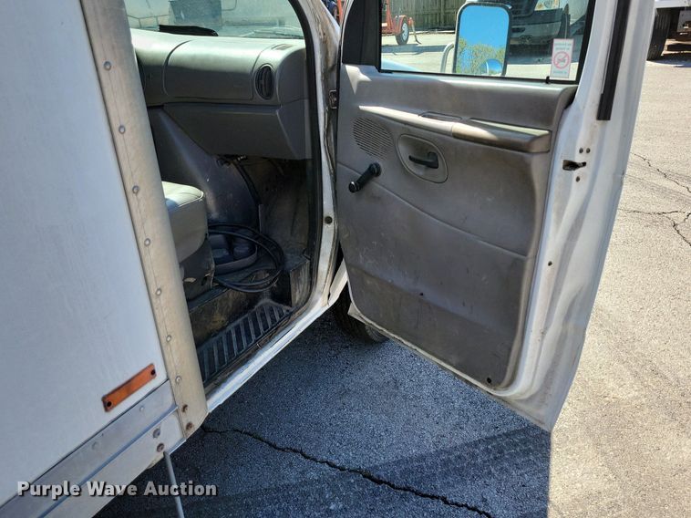 image for item DP1357 2001 Ford E450 Super Duty box truck
