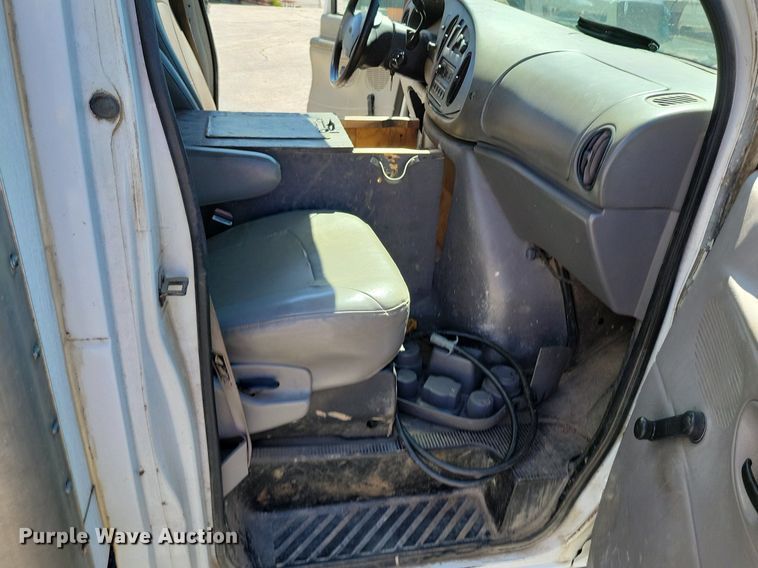 image for item DP1357 2001 Ford E450 Super Duty box truck