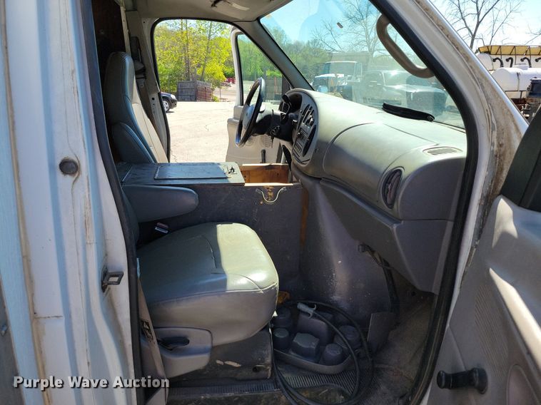 image for item DP1357 2001 Ford E450 Super Duty box truck