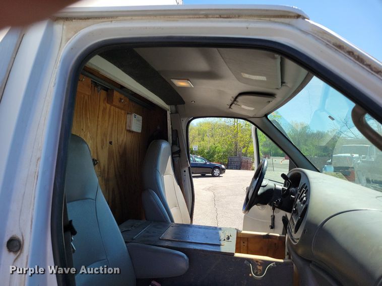 image for item DP1357 2001 Ford E450 Super Duty box truck