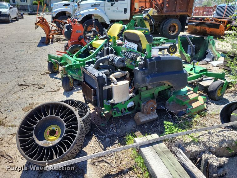 image for item DP1386 (4) ZTR lawn mowers