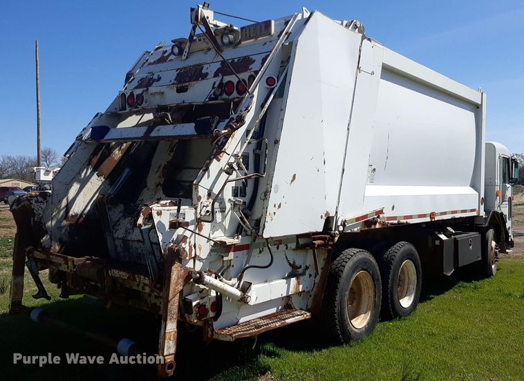 image for item DP2574 2006 Peterbilt 320 refuse truck