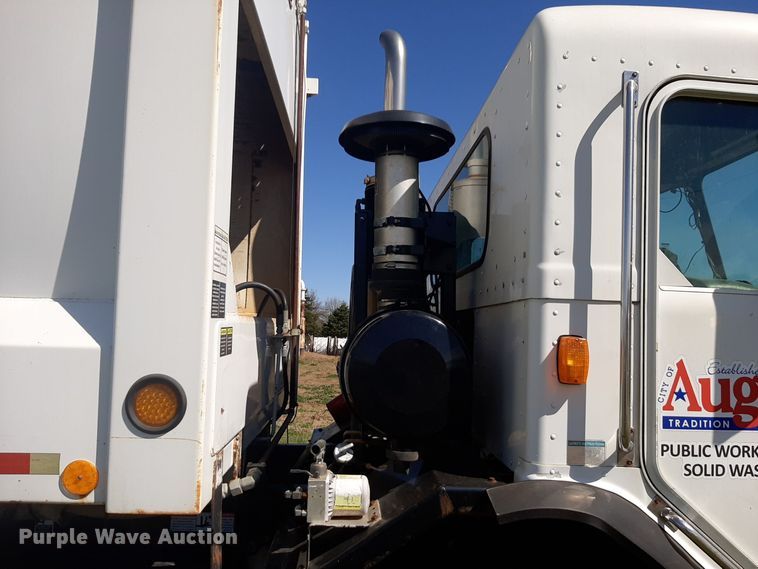 image for item DP2574 2006 Peterbilt 320 refuse truck