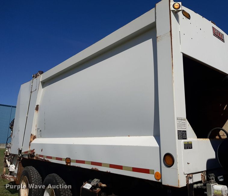 image for item DP2574 2006 Peterbilt 320 refuse truck