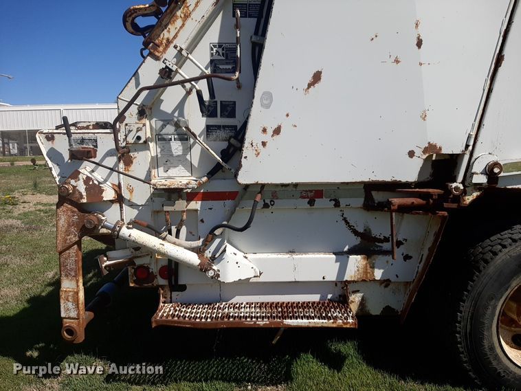 image for item DP2574 2006 Peterbilt 320 refuse truck