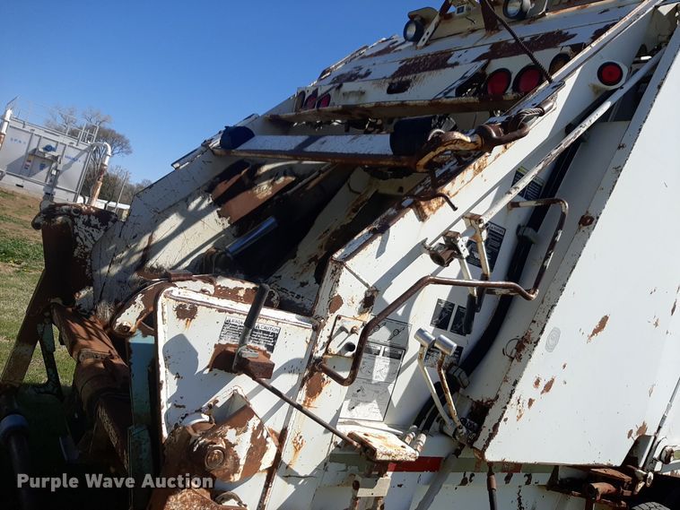 image for item DP2574 2006 Peterbilt 320 refuse truck