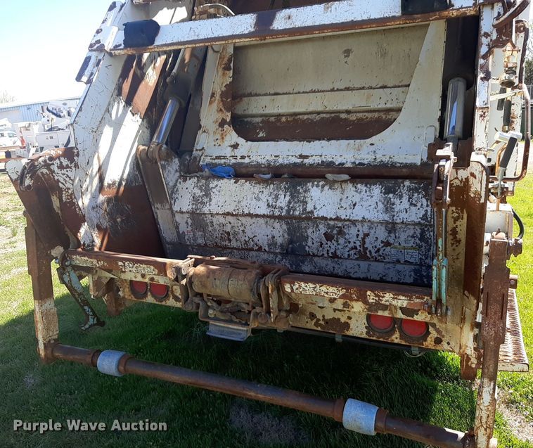 image for item DP2574 2006 Peterbilt 320 refuse truck