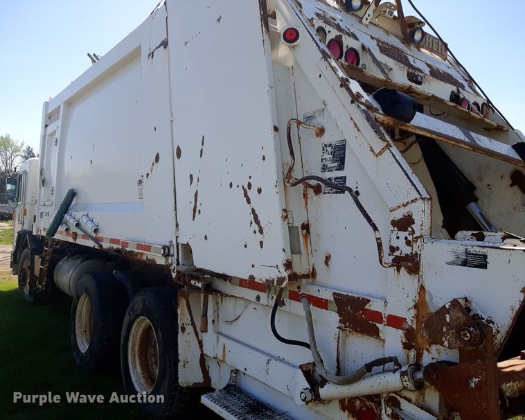 image for item DP2574 2006 Peterbilt 320 refuse truck