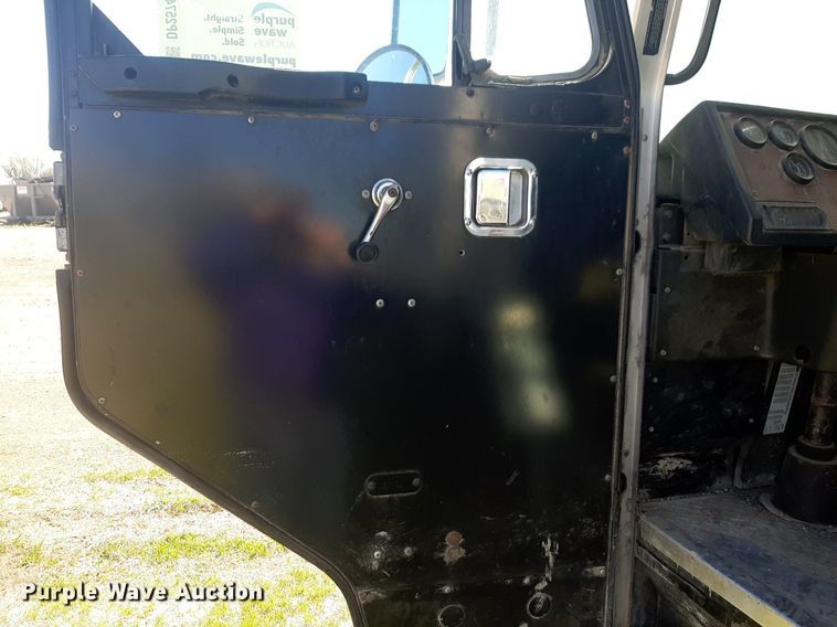 image for item DP2574 2006 Peterbilt 320 refuse truck