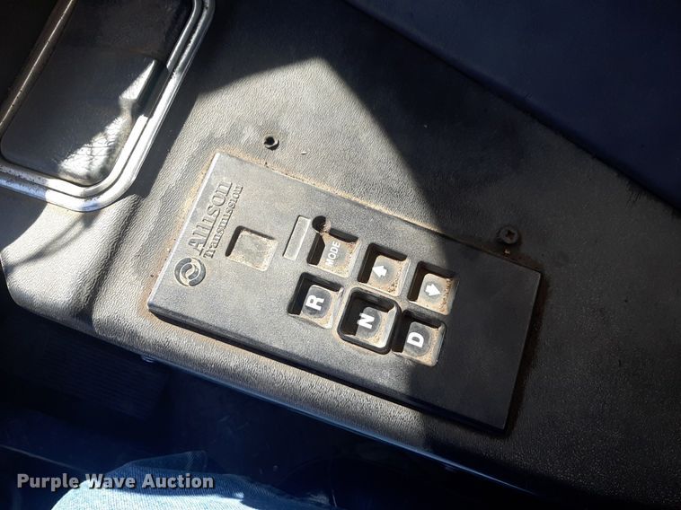 image for item DP2574 2006 Peterbilt 320 refuse truck