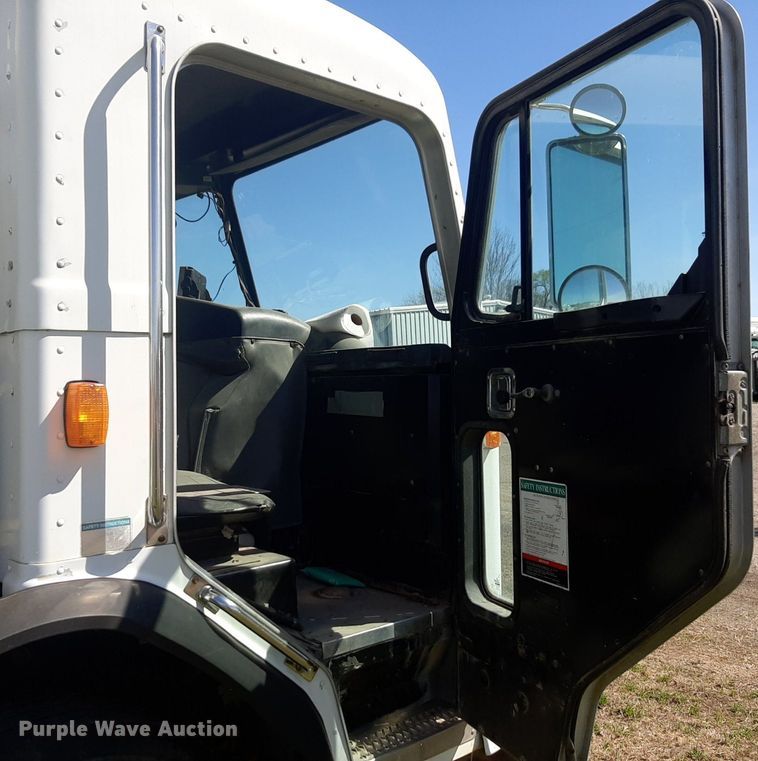 image for item DP2574 2006 Peterbilt 320 refuse truck