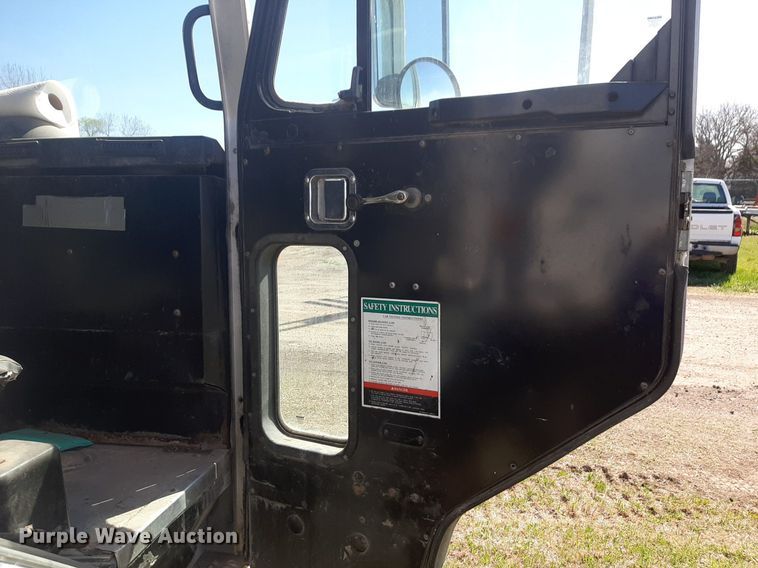 image for item DP2574 2006 Peterbilt 320 refuse truck