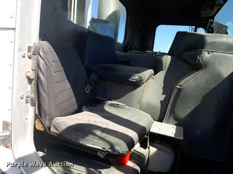 image for item DP2574 2006 Peterbilt 320 refuse truck