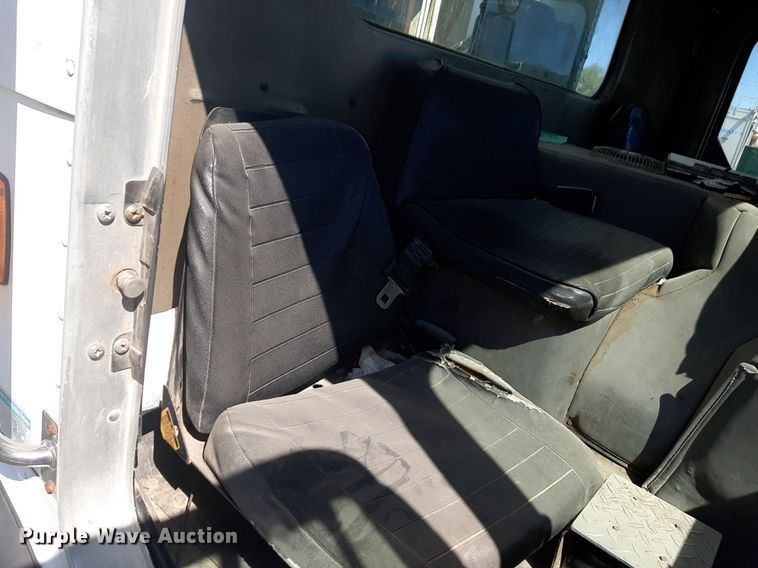 image for item DP2574 2006 Peterbilt 320 refuse truck