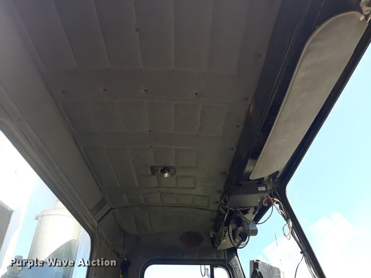 image for item DP2574 2006 Peterbilt 320 refuse truck