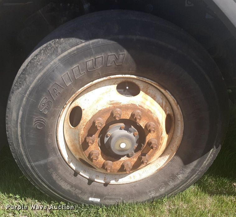 image for item DP2574 2006 Peterbilt 320 refuse truck