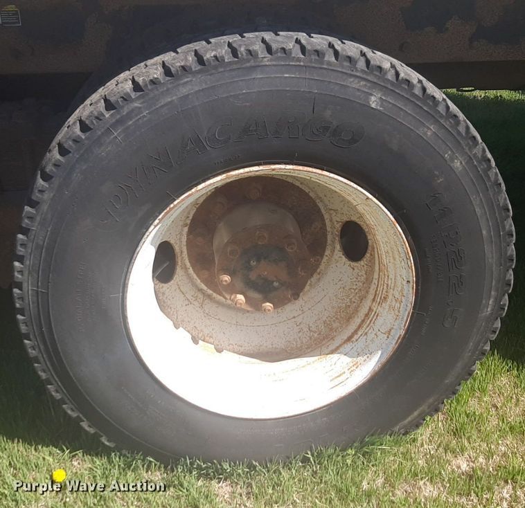 image for item DP2574 2006 Peterbilt 320 refuse truck