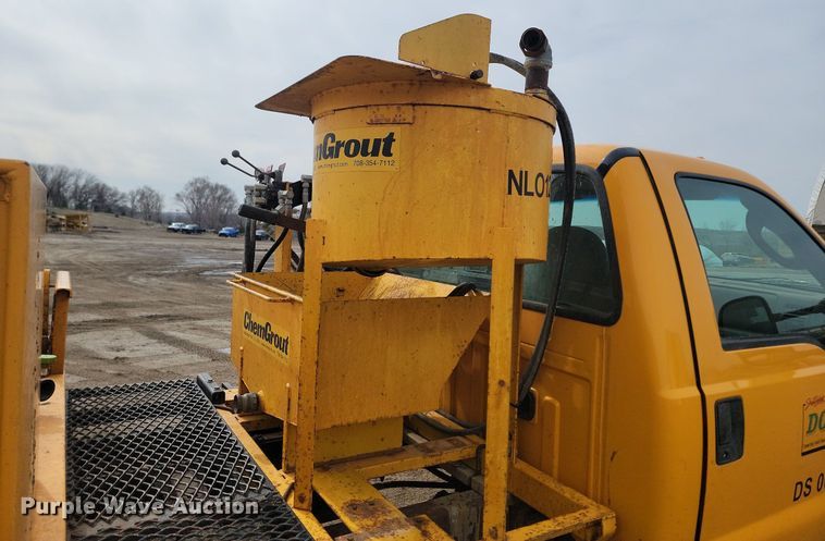 image for item DP3521 2007 Ford  F550 Super Duty XL flatbed truck