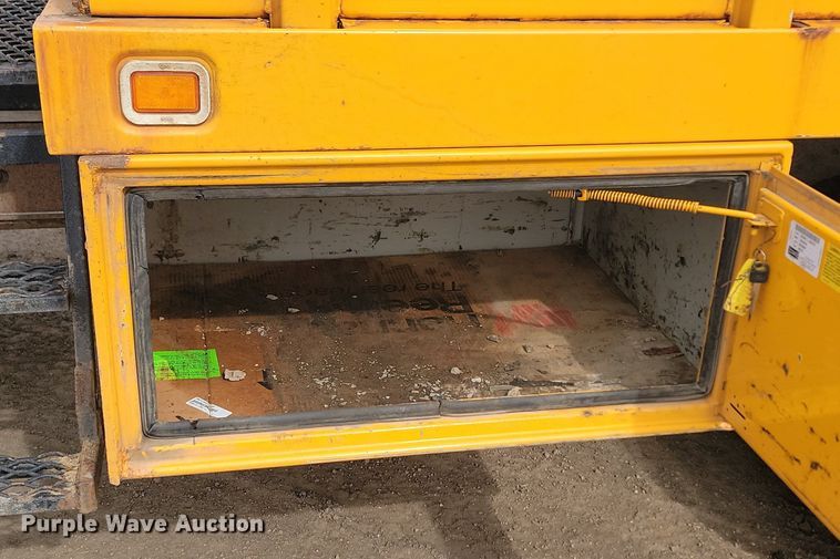 image for item DP3521 2007 Ford  F550 Super Duty XL flatbed truck