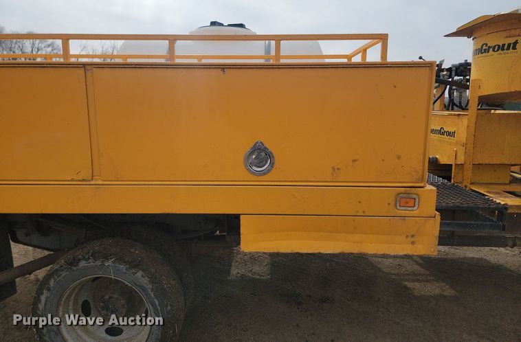 image for item DP3521 2007 Ford  F550 Super Duty XL flatbed truck