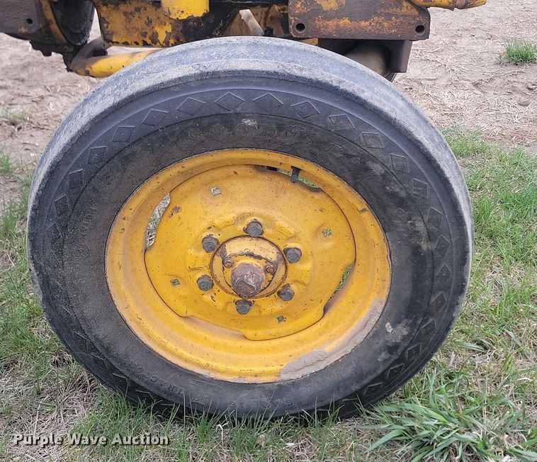 image for item DP3539 1965 International  404 tractor