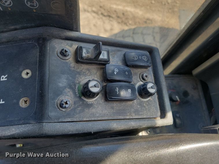 image for item DP5682 2011 John Deere  772GP motor grader