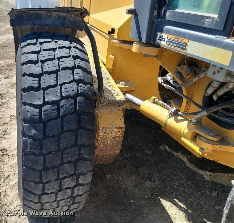 image for item DP5682 2011 John Deere  772GP motor grader