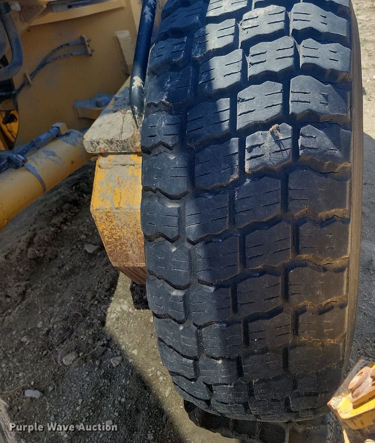 image for item DP5682 2011 John Deere  772GP motor grader