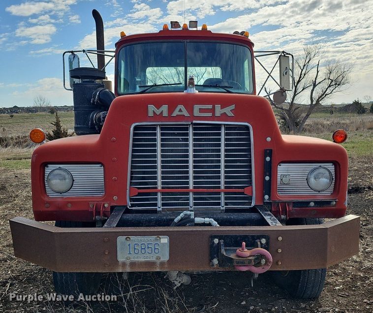 image for item DQ8654 1991 Mack RD688S semi truck